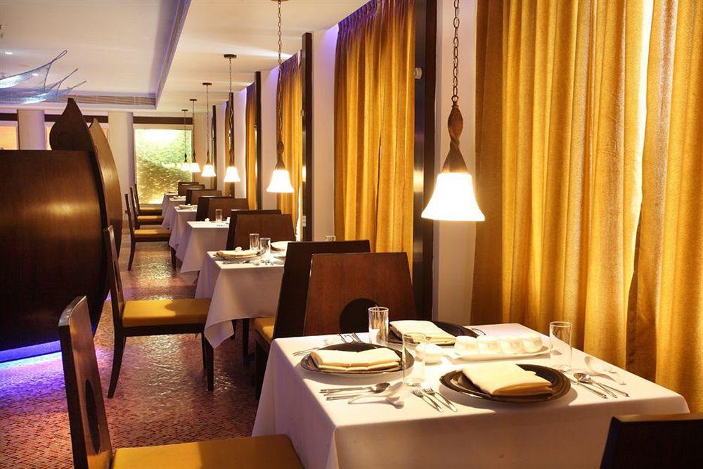Radisson Blu Kochi Hotel Restaurant billede The interior of the restaurant