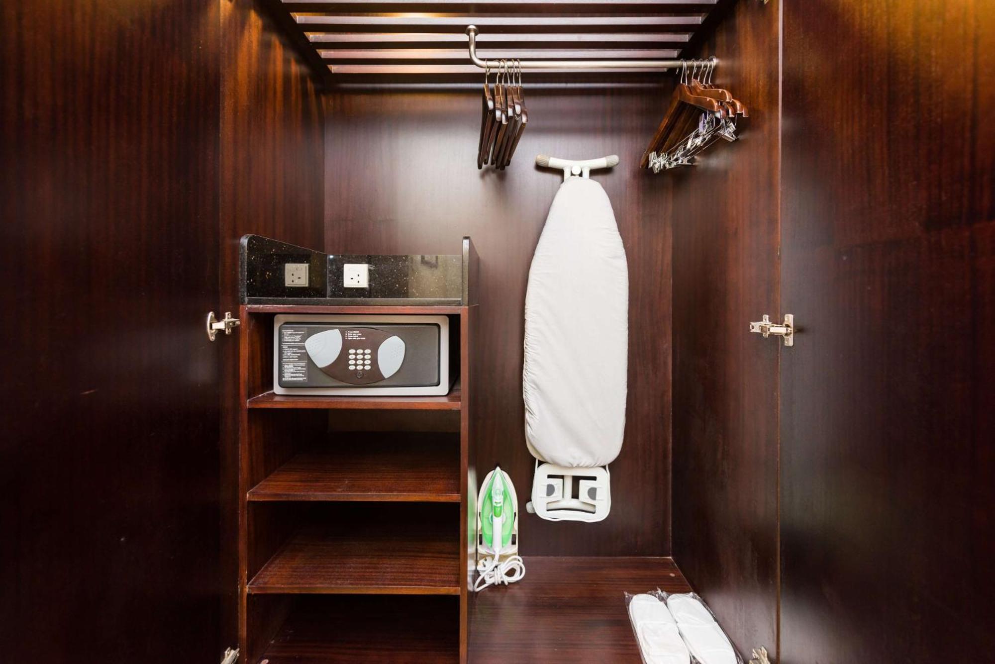 Radisson Blu Kochi Hotel Eksteriør billede A hotel room wardrobe with a safe