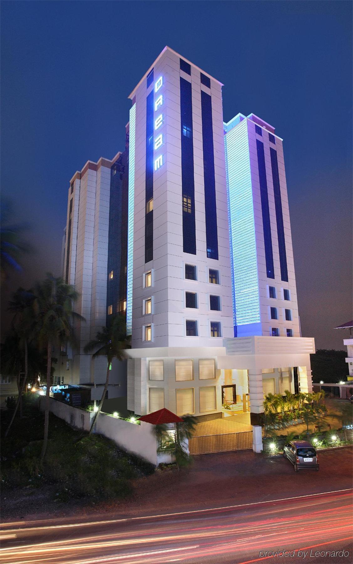 Radisson Blu Kochi Hotel Eksteriør billede The hotel at night
