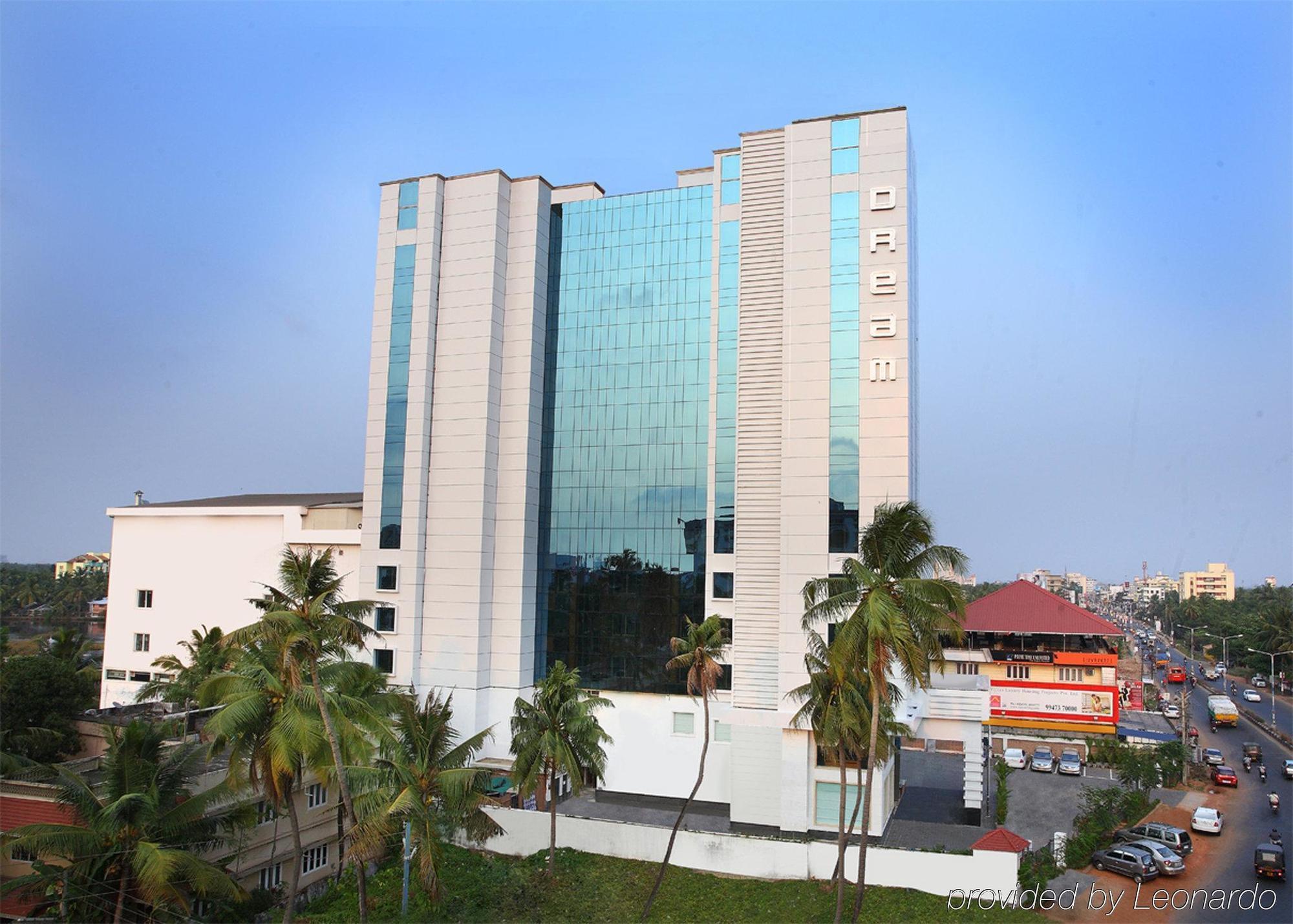 Radisson Blu Kochi Hotel Eksteriør billede The hotel in 2011