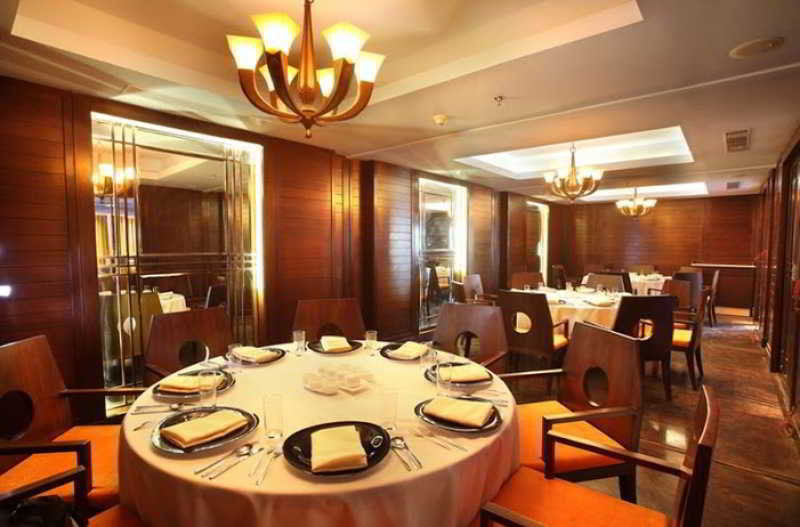 Radisson Blu Kochi Hotel Restaurant billede The interior of the restaurant