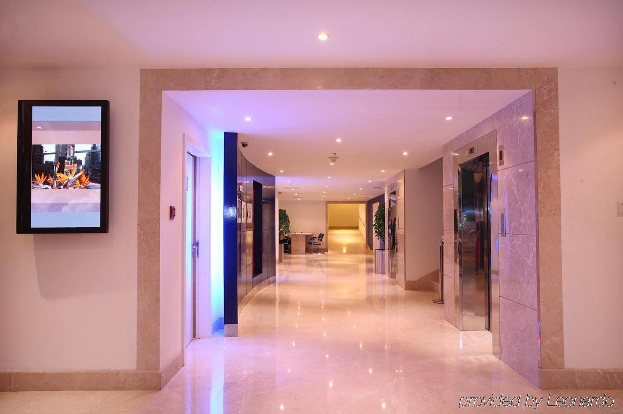 Radisson Blu Kochi Hotel Eksteriør billede The elevators
