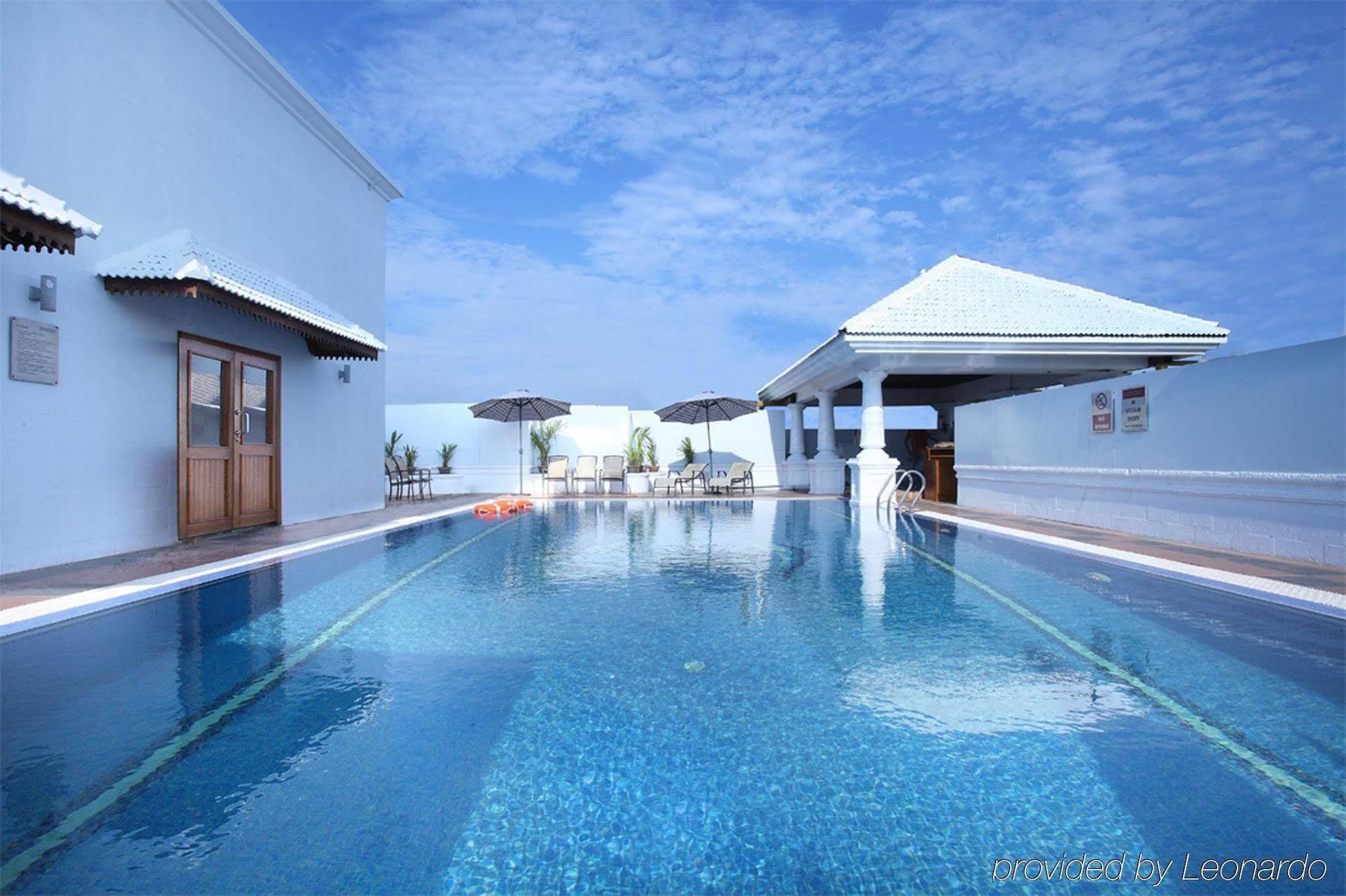 Radisson Blu Kochi Hotel Faciliteter billede Rooftop pool at the hotel