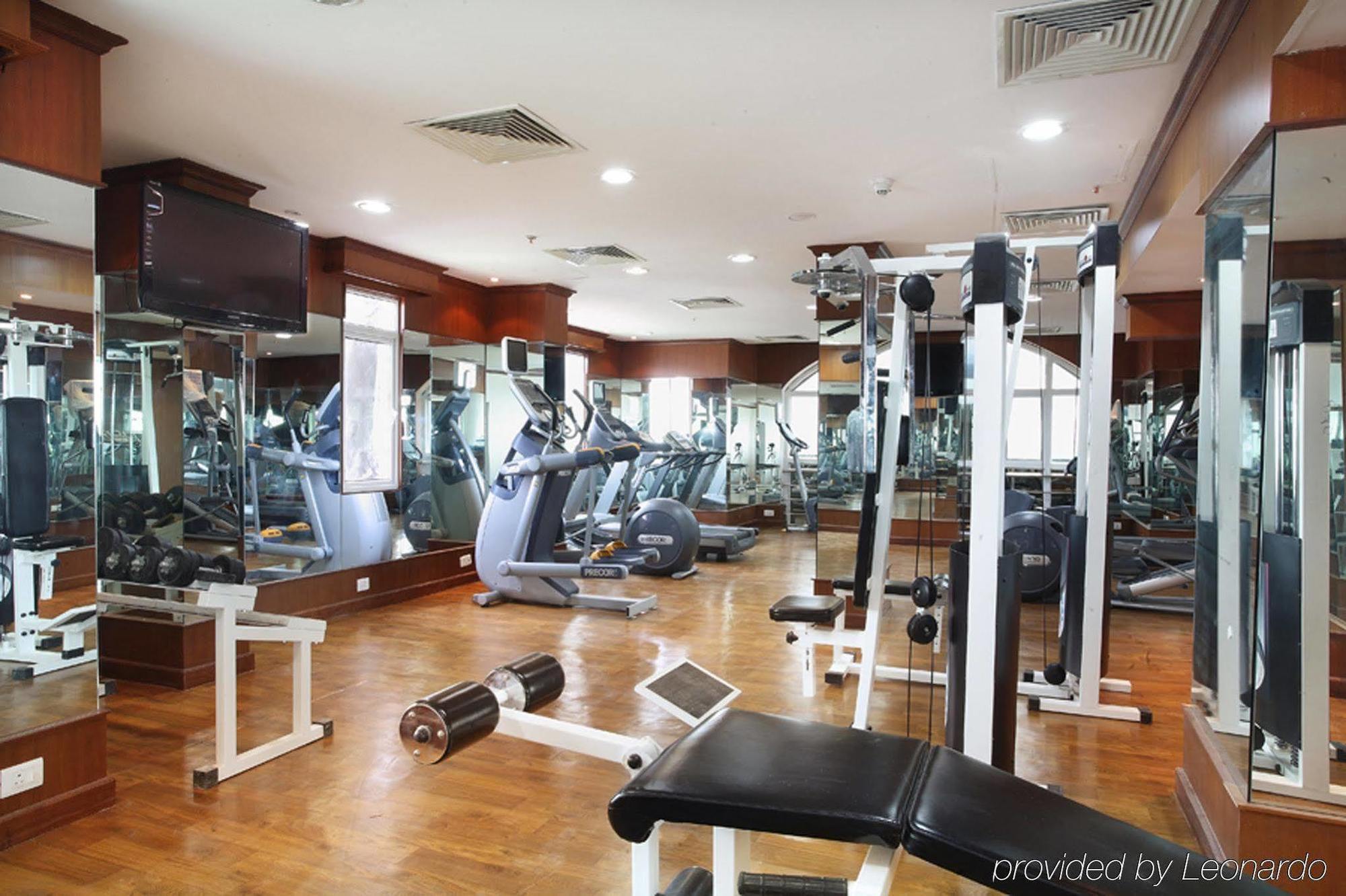 Radisson Blu Kochi Hotel Faciliteter billede The gym at the hotel