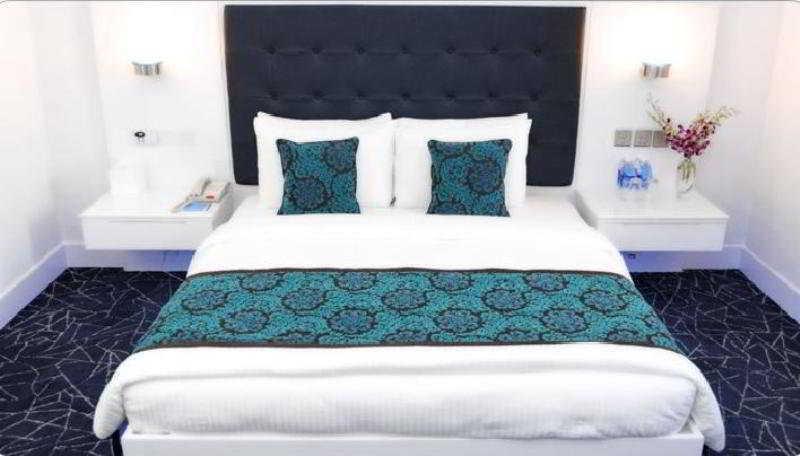 Radisson Blu Kochi Hotel Eksteriør billede A bed runner